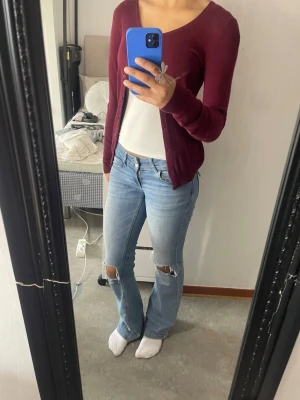 Vinröd kofta - En vindröd stickad kofta från lindex i storlek XS. Använt den ett fåtal gångar💞