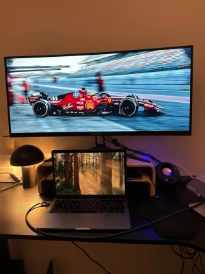 Dator skärm - Cepter Pulse X bildskärm på 34 tum med böjd skärm.   Modellen har upplösningen 3440x1440 vid 98 Hz och använder en böjd IPS-panel.   Skärmen stödjer HDR, PIP och PBP. Mått med stativ är cirka 817,6 x 483,7 x 230,7 mm och vikten är cirka 7,35 kg.   Anslutningar inkluderar 2x DP, 2x HDMI och 1x ljudutgång.   Lämplig för användning med dator för arbete, spel och filmvisning