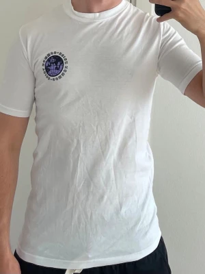 T-shirt - Vit T-shirt med tryck fram och bak. Storlek S.