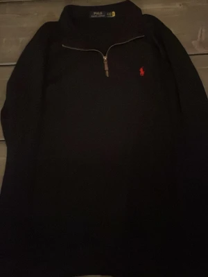 Ralph lauren tröja  - En Ralph lauren quarter/half zip som fungerar till det mesta som är svart som jag personligen tycker är sjukt snygg. Det är storlek L men passar även M. Inga skador och är i toppskick. Hör av er vid intresse😁