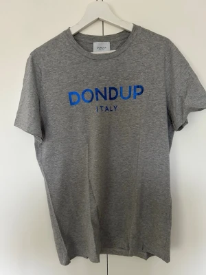 Grå t-shirt från Dondup - grå t-shirt från Dondup med blå logotyp och texten 'ITALY' på bröstet. 