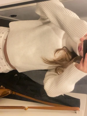 Snygg trendig tröja!!! - Snygg trendig tröja från hm i storlek S, den är vit och har en polo. Passar perfekt till ett par svarta jeans med en half up half down med svart hårklämma. Nya favorit vardagströjan? Pris kommer ej sänkas.