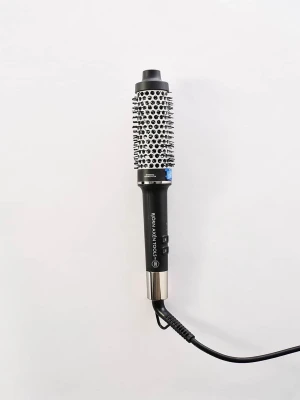 Svart rundborste med värme från Björn Axén - Elektrisk rundborste från Björn Axén Tools i svart och silver. Borsten har ett cylinderformat borsthuvud med piggar och ett handtag i plast och metall. Perfekt för att styla och forma håret med volym och glans.