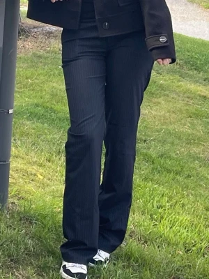 madlady kostymbyxor - ett par straight midwaist kostymbyxor från madlady med vita ränder i tall. släpar lite på marken för mig som är 170 så det skulle passa jätte bra på ännu längre personer också🫶🏻