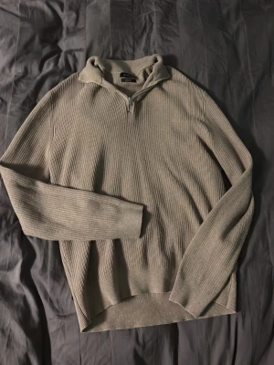 Beige halvzip från Massimo Dutti - Snygg beige halvzip från Massimo Dutti med dragkedja och krage. Tröjan är i storlek M och är bara använd ett fåtal gånger. Säljer då jag tömmer min garderob på kläder jag sällan använder. Skriv vid vilka som helst funderingar, pris kan diskuteras!