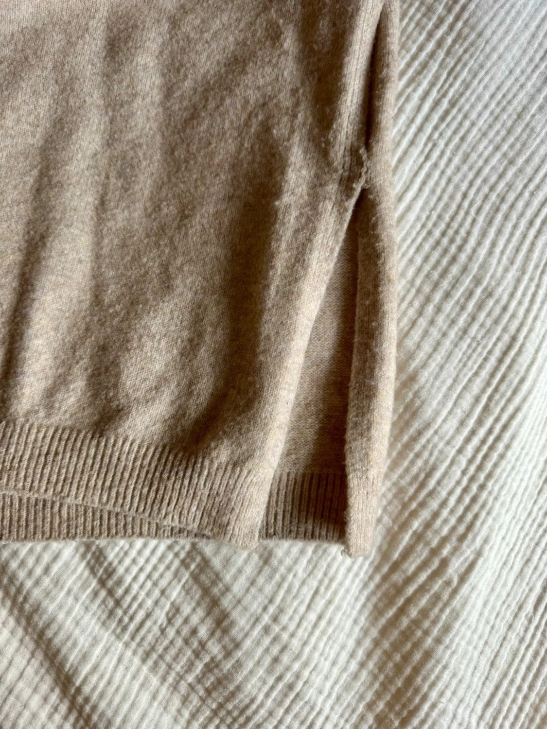 Beige stickad väst med polokrage - 1