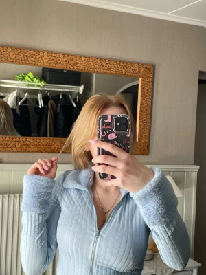 Fin tröja med lite fluff - Fluff runt hals och handled.