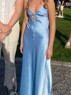 Ljusblå balklänning - Säljer en ljusblå balklänning i silke material ifrån Peppermayo med snörning bak och fram!💗