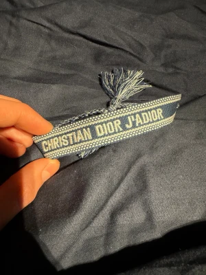 Dior armband  - Riktigt snyggt dior armband. I nyskick och knappt använt. Frågor? Kontakta mig✅ allt gott, mvh Noah. PS, KÖP INTE MED INSTABOX OM NI VILL FÅ VARAN SKICKAD SNABBT‼️