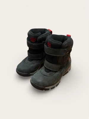 Timberland Vinterkängor (Svarta) – Strl 28 - Säljer ett par rejäla och varma vinterkängor från Timberland i storlek 28. Praktisk och smidig modell med dubbla kardborreband som gör det enkelt för barnet att ta på och av skorna själv.  Skick: Mycket fint skick! Redo för nästa barn. Kommer från ett rök- och djurfritt hem.  Pris: 99 kr.  Finns i Bromma. Snabb och smidig affär prioriteras.