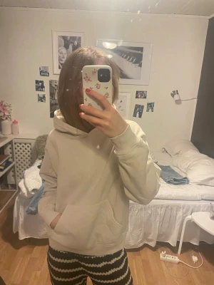 Hoodie - Säljer en jättemysig hoodie. Sällan använd!💕