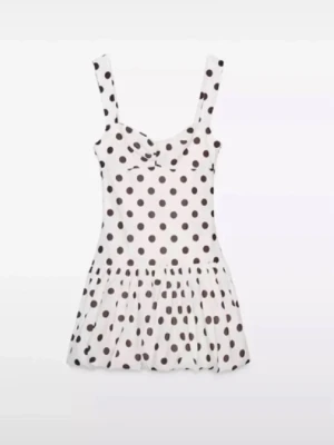 Vit prickig klänning zara - Söt vit kort klänning med svarta prickar och breda!