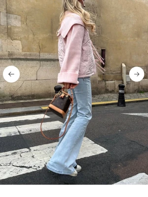 Ljusblåa bootcut jeans - Säljer ett par ljusblåa bootcut jeans med hög midja och klassisk femficksdesign. Jeansen har en snygg utsvängd passform och är tillverkade i ett mjukt denimtyg med lite stretch för extra komfort. Perfekta för en trendig och avslappnad look.