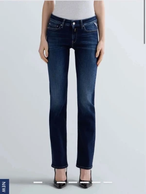 Mörkblå raka jeans från Levi's - Använda få tal gånger stlk 27. Snygga mörkblå jeans från replay med rak passform och klassiska fem fickor. Jeansen har kontrastsömmar. Tillverkade i stretchig denim. Nypris: 1700