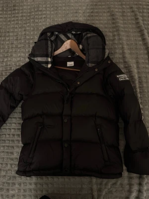 jacka väst Burberry England - Har använd bara 2-3 månader. Bra kvalitet Akopia kan skicka fler bilder. Man kan ta bort armar så det blir en väst