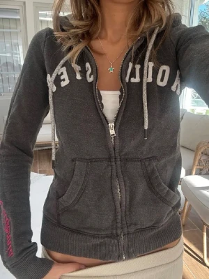 Hollister zip - Storlek S. Skickas inom 24h. Se liknande plagg i min profil! 