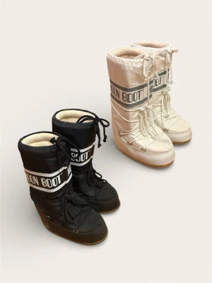 Moon Boots (Svart & Vit) – Storlek 35 - Säljer två par klassiska Moon Boots i färgerna svart och vitt. Otroligt varma och rejäla vinterskor som håller fötterna torra oavsett väder. Perfekta för skidresan eller kalla vinterdagar. Kan köpas tillsammans eller separat.  Skick: Fint skick! Sparsamt använda och väl omhändertagna. Kommer givetvis från ett helt rök- och djurfritt hem.  Pris: 799 kr/st, eller 1500 kr om du köper båda paren.  Finns i Bromma. Snabb och smidig affär prioriteras.