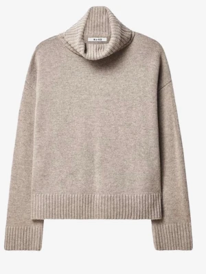 Beige polotröja från NA-KD - Mysig beige stickad polotröja från NA-KD med bred ribbad polokrage, muddar och nederkant. Tröjan har en boxig passform och långa ärmar, perfekt för kyliga dagar. Materialet ser ut att vara en mjuk ull- eller ullmix.