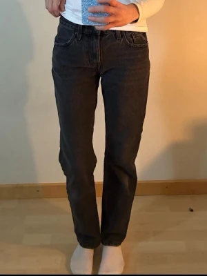 Svarta raka Levi’s jeans   - Superfina svarta mid waist Levi’s jeans, säljer då de inte kommer till användning längre.   Modell: Middy Straight i storleken 25  Mått står i bild 4. Jag är 165cm lång.