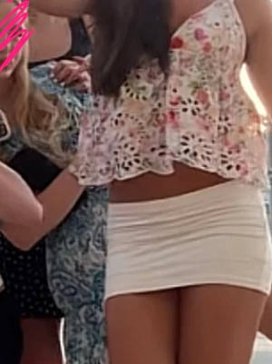 Blommig vit croppad linnetopp - Söt croppad linnetopp i vitt med blommigt mönster och broderade detaljer. Toppen har tunna axelband och en luftig, flowy passform som passar perfekt till sommaren. Materialet känns lätt och toppen har en romantisk vibe.