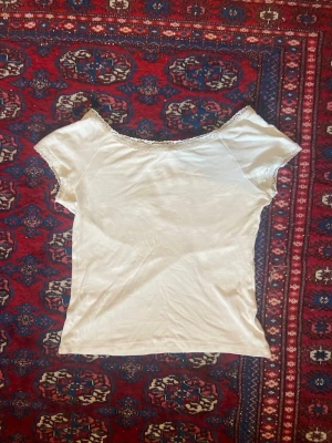 vit t-shirt med spets - Kontakta gärna vid frågor :P