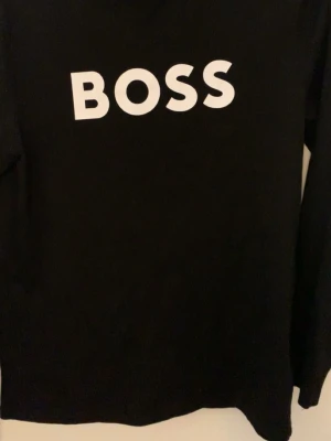 Hugo boss tröja - Hugo boss hoodie nästan helt ny tycker inte den är snygg så jag säljer den. Inga fel på den. Det är en hoodie utan luva