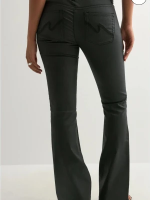 Coated Stitch jeans - Bara använda några få gånger och har liksom prislapp grejen kvar om du vill att den ska skickas med. Säljer de eftersom de tyvärr är för stora. Nypris 699 och storlek 34 är slut.