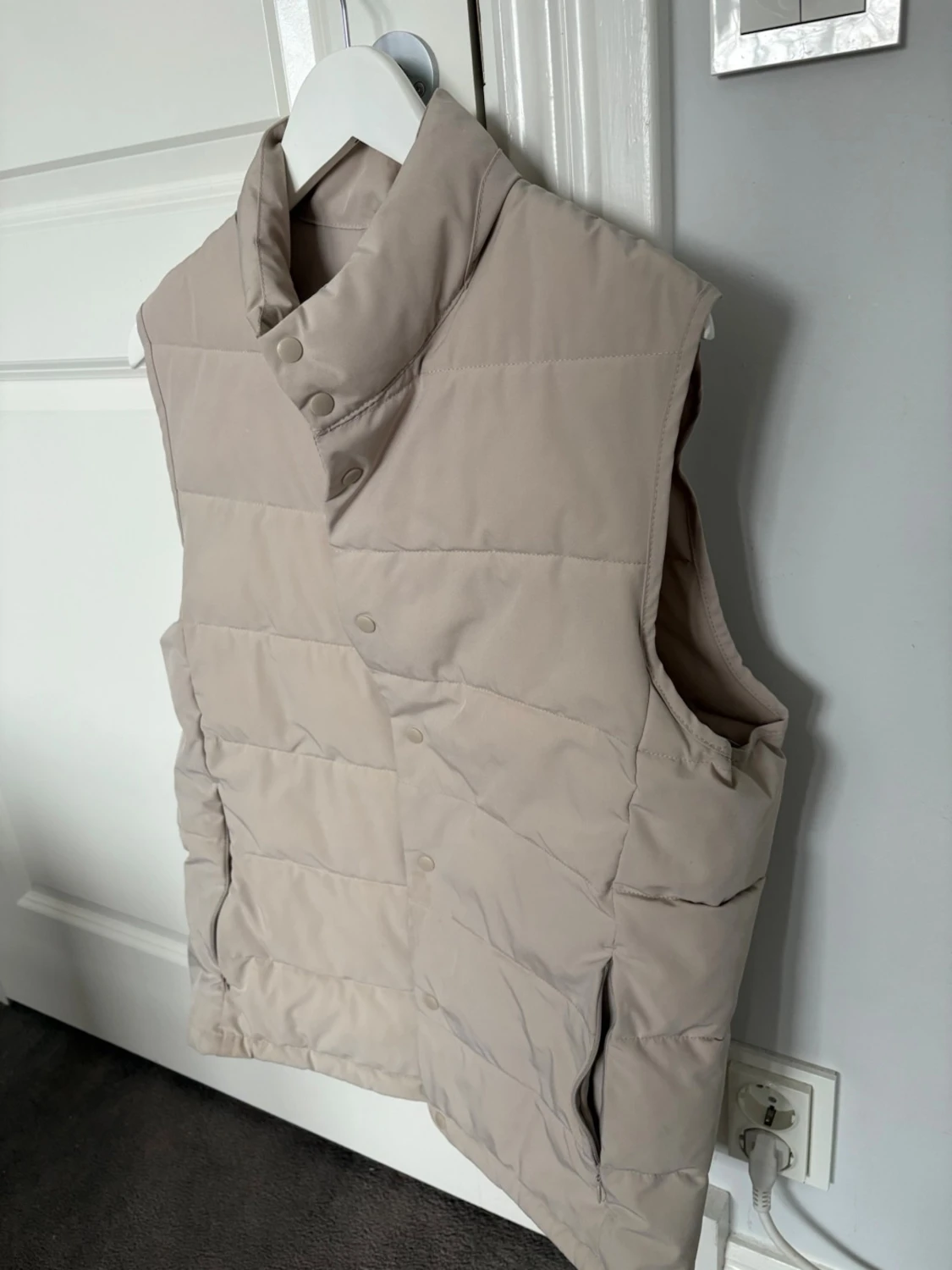 Beige dunväst med hög krage - 1