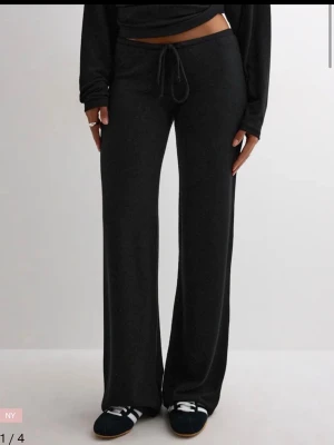 Svarta vida mjukisbyxor med dragsko - Säljer mina Chill pants från Nelly i helt nytt skick! Super stretchigt och mysigt tyg i storlek Xxs💕först till kvarn!