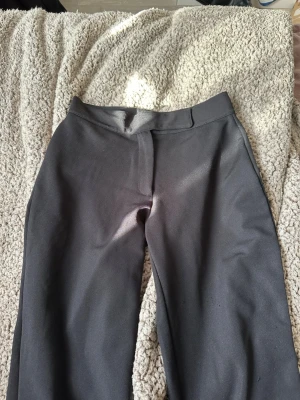 Svarta lowwaist kostymbyxor Nelly - Pris går att diskutera, skriv privat för fler bilder🥰Sitter som xs!