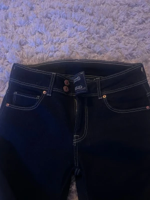 Mörkblå jeans - Säljer dessa skit snygga mörkblåa lågmidjade jeans från valient. Dom är aldrig använda!! Säljer för dom inte passar mig