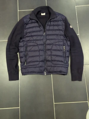 Moncler cardigan - Nu är det dax att sälja min moncler cardigan då den bara står och hänger i garderoben:)