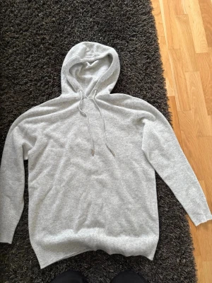 Merinoull hoodie - Helt ny merinoulls hoodie, stilren och riktigt skön. Endast testad. Köpte hoodien men den var för liten och fick presentkort på deras hemsida och behövde inte skicka tillbaka den. Nypris 600. Tveka inte på att höra av er ifall ni vill ha fler bilder eller har frågor.