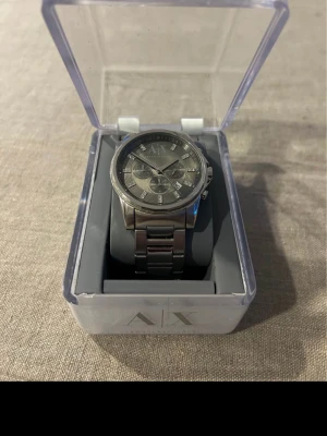 Armani Exchange Chrono AX2092 45mm Herrklocka - Säljer en snygg kronograf herrklocka från Armani Exchange i nyskick. Ser nästan oanvänd ut. Går bra, långt originalarmband i stål med alla länkar, datumvisare, vattentät, kronograf osv. Behöver bara nytt batteri. Fås i originalbox (går ej att stänga locket helt).  Nypris: 2000 SEK Begagnat pris: 800 SEK Mitt pris: 689 SEK  Skickas alltid spårbart och snabbt (ofta samma dag) eller hämtas i Glumslöv.  Hör av dig vid frågor och se gärna mina andra annonser också!   Information Varumärke Armani Exch