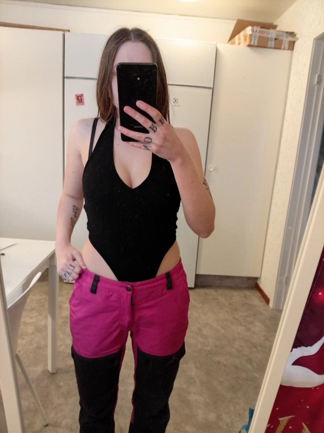 Svart halterneck body med djup urringning