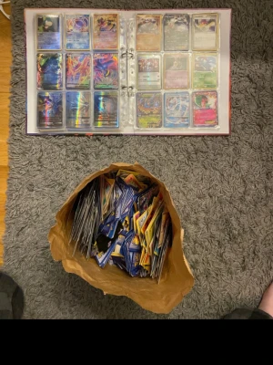 Stor samling Pokémonkort med pärm - Alla kort är fejk där av billigt o perfekt till ett barn, runt 1300 kort skulle jag tippa på