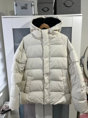 Massimo Dutti winter jacket / puffer jacket / vinterjacka - En jätte fin vit/ cremefärgad vinterjacka med dunfyllning Köpt ifrån Massimo Dutti Jackan är i utmärkt skick, enda defekten som finns på jackan syns på ena bilden  Storlek L Perfekt nu inför kallare dagar  Skicka meddelande vid några funderingar Kolla gärna även in mina andra annonser