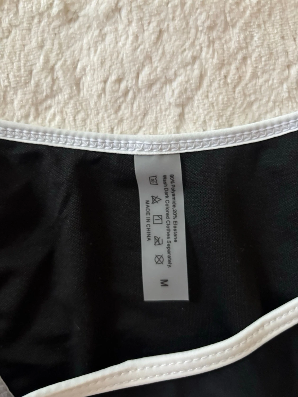 Svart bikini med vita kanter - 1