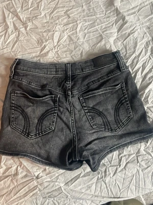 Svarta jeansshorts från hollister - Basic svarta jeansshorts me en snygg design på fickorna. De är bara att skriva vid frågor