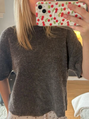 Stickad topp från Gina Tricot - Brun stickad tshirt från Gina Tricot. Storlek M 🦫