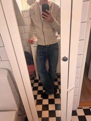 Vintage Levis 501 jeans - Vintage 501 Levis jeans i mycket bra skick. Riktigt snygg wash och passform. W31 L34. (Ralph Lauren hoodien som syns i bilden säljs även i min profil)