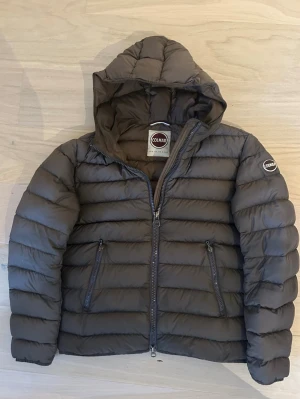 Colmar jacka  - Fint skick. Storlek 46. Brun/grå. Hör av dig vid minsta lilla fundering 