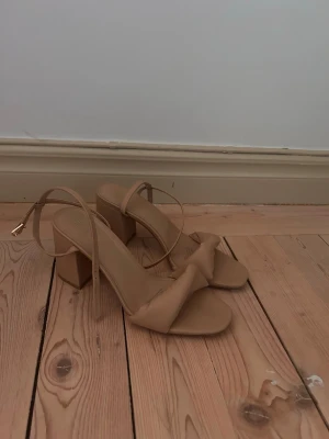 Beiga Klackar✨ - Säljer ett par stilrena beiga klackskor. Super sköna och fina, säljer endast då jag behöver rensa ut lite skor. 💕Använda ett fåtal gånger.✨