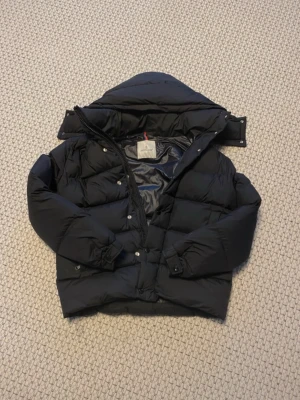 Moncler Vezere - Säljer nu min fina moncler vezere jacka till ett schysst pris, använd på ett sparsamt sätt och fraktar dagen den köps.