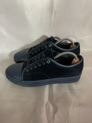 Lanvin cap toe storlek 40 - Lanvin cap toe. Storlek 40, bra pris. Vid mera frågor eller bilder är det bara att skriva!