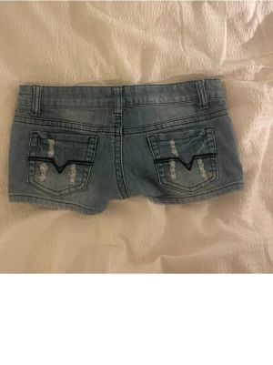 Blå jeansshorts - Snygga blå jeansshorts, säljer pga att de är för små. Har inga defekter, knappt använda. Finns inte att köpa i butik längre. Skriv för ev frågor🥰