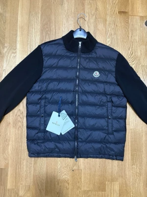Moncler cardigan  - Säljer en fin och unik moncler cardigan. Perfekt för våren som är vid dörrarna. Moncler påse följer med 