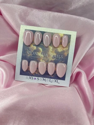 BabyPink (S);Short Almond - Snygga handgjorda press-on naglar i en elegant babypink nude färg. Naglarna har en glansig finish och kort mandelformad design som ger ett stilrent och modernt intryck. Perfekta för dig som vill ha en enkel men chic look.S: 15 mm, 11,5 mm, 12 mm, 11 mm, 9 mm 