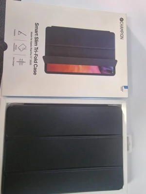 Champion Smart Slim Tri-Fold Case - Snyggt och tunt svart tri-fold fodral från Champion, designat för att passa iPad 10.2" (2019/2020). Fodralet har magnetisk stängning och kan vikas för att användas som ställ. Tillverkat i slitstarkt material med transparent baksida och smart skydd för kameran. Säljer den för billigt 120 kr