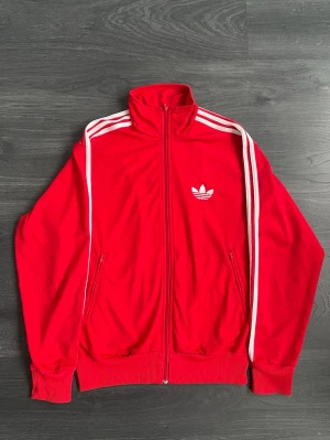 Adidas tröja  - Super duper cool adidas tröja!!! 😝😝 Har några defekter som en liten fläkt på framsidan och att dragkedjan är lite sönder men den fungerar fortfarande! 🫡🫡